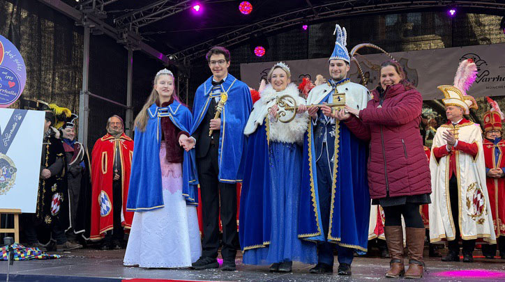 Schl&uuml;ssel&uuml;bergabe durch Verena Dietl an die Narrhalla Faschingsprinzenpaare 2026 im Rahmen der Inthronisation m 03.01.2026 auf dem Marienplatz (&copy;Foto: Martin Schmitz) 